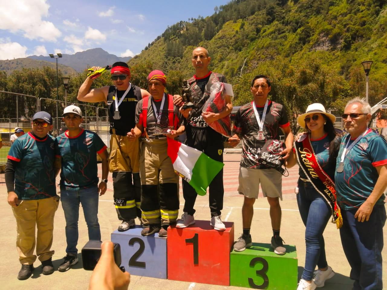 Bomberos lojanos triunfan en la Carrera Corazón de Acero en Baños