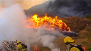 Vilcabamba sigue combatiendo el incendio forestal que ha arrasado más de 1.000 Ha.