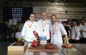 El ecuatoriano Pachi Larrea gana el Premio Internacional a la Mejor Tarta de Chocolate del mundo, en España