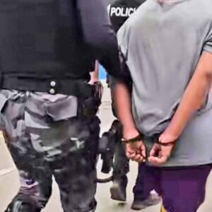 En Santo Domingo, policías fueron recibidos a puñetazos