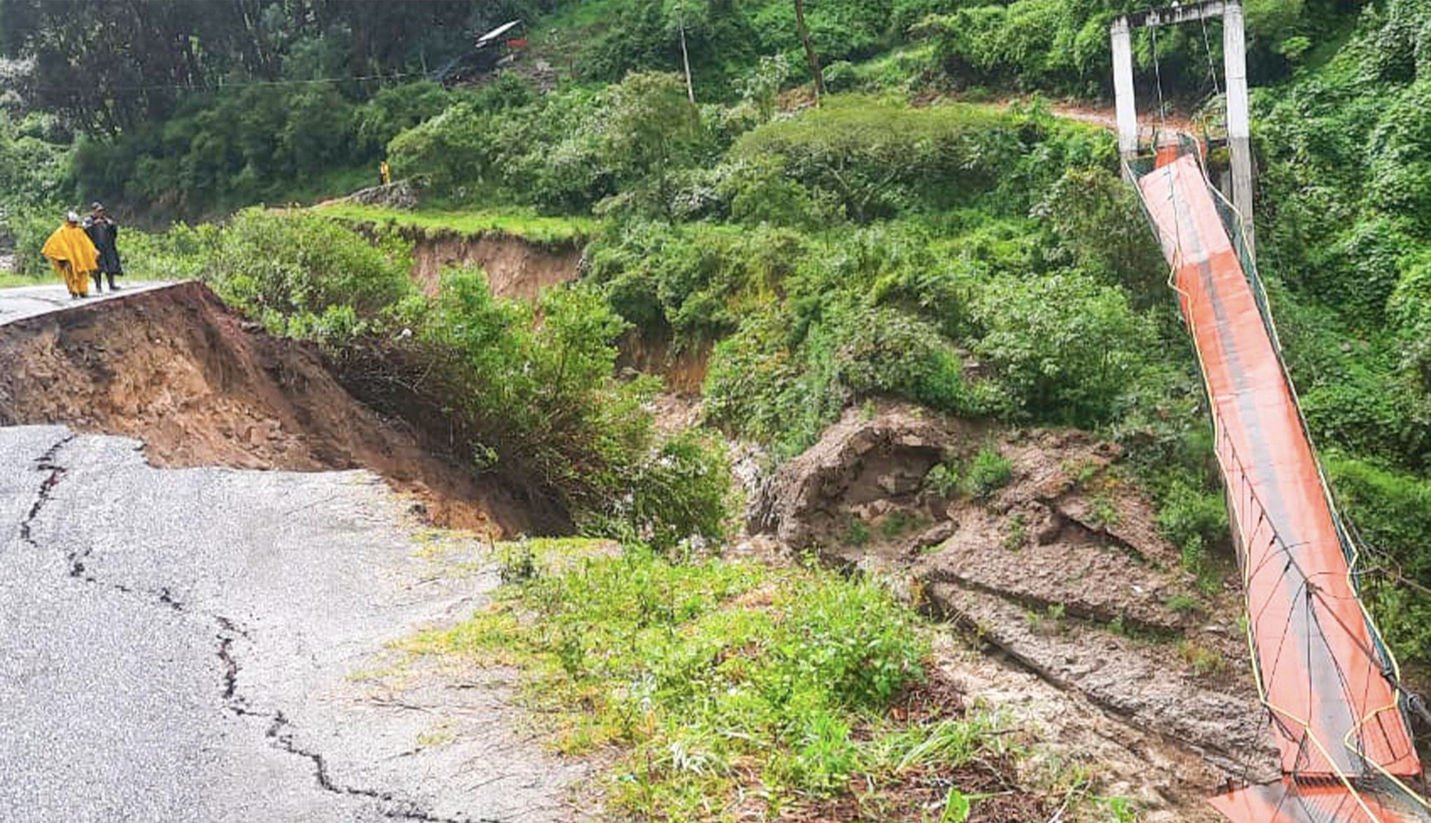 Problema. Este es uno de los puentes que se han perdido en el río El Carmen, dejando en aislamiento a Monte Olivo.