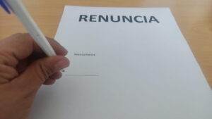 Firma de renuncia anticipada, una práctica que se vuelve común en las empresas