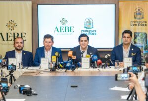 Prefectura de Los Ríos y AEBE firman convenio para proteger a los productores bananeros