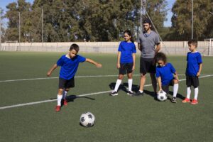 Cursos gratuitos de fútbol y baloncesto en Huachi Grande