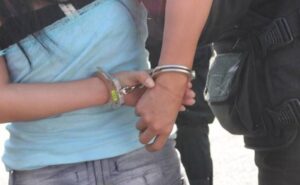 Ambato: tres mujeres detenidas por pelearse por sus mascotas en Huachi Grande