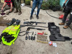 Hallan armas y sustancias ilícitas en operativo en Buena Fe