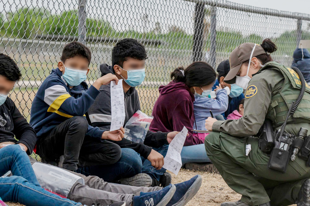 Niños y adolescentes llegan hasta la frontera entre México y Estados Unidos.