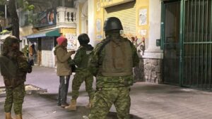 Quito: Patrullajes militares y policiales se realizan en medio de los apagones ‘impuntuales’
