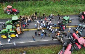 Vía E-25 reabierta tras protesta de agricultores en contra de la importación de maíz