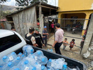 Entrega de agua para comunidad afectada por el incendio forestal en Vilcabamba