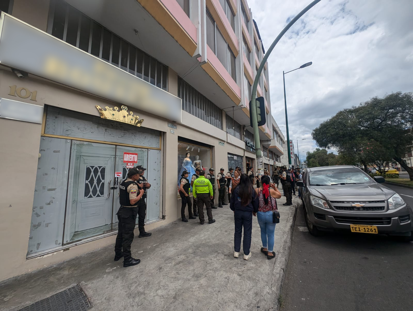 Los funcionarios contaron con resguardo de los uniformados mientras se realizaba el operativo de control aduanero.