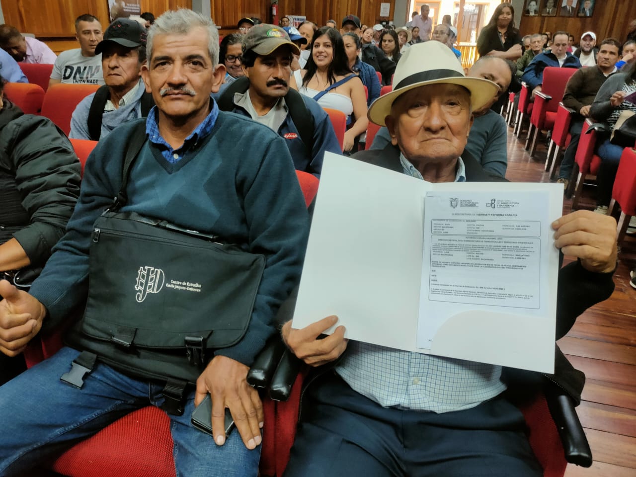 Familias de Loja reciben títulos de propiedad