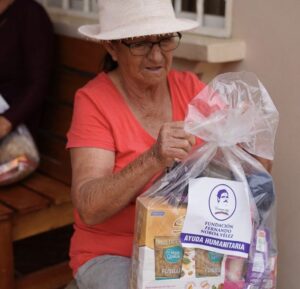 Jóvenes en Acción entrega kits para los afectados en Quilanga