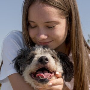 Cómo realizar la maniobra de Heimlich a un perro que se está atragantando