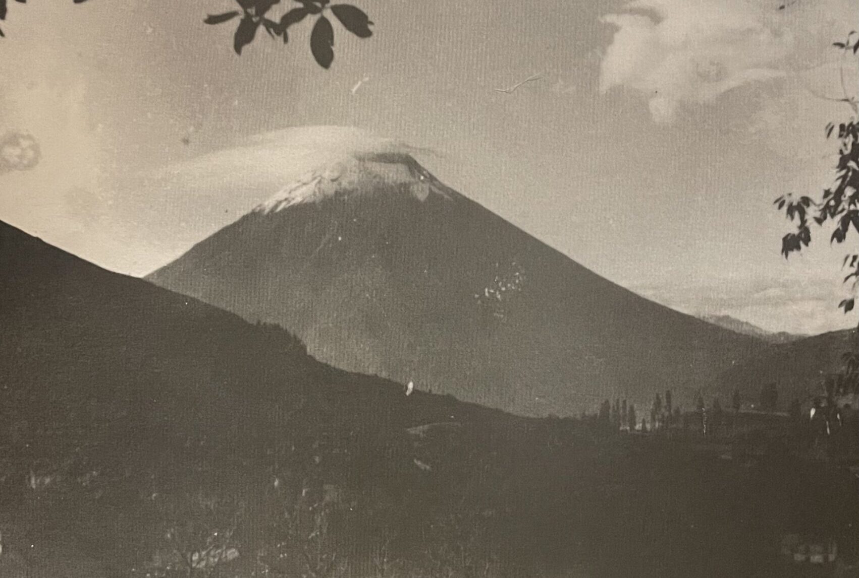 El Tungurahua aún con nieve en su cono a mediados del siglo pasado.