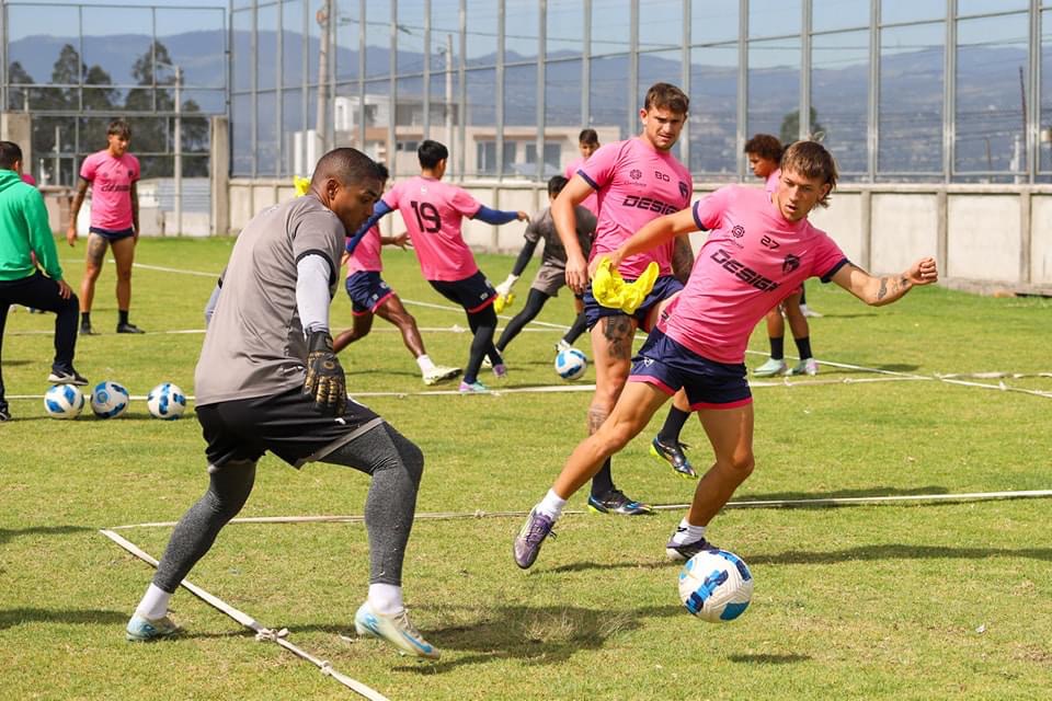 Equipo. Jugadores del Imbabura S.C. en uno de sus entrenamientos durante la temporada 2024 de la Serie A del fútbol ecuatoriano.