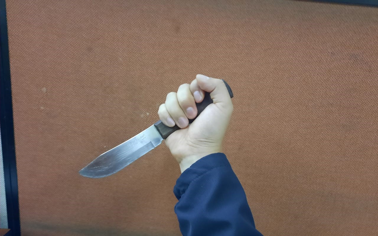 Los delincuentes amedrentaron con un cuchillo a su víctima para quitarle el carro.