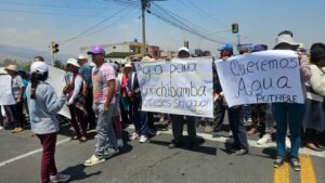 Moradores de Cunchibamba cierran la vía Ambato – Quito para exigir agua potable