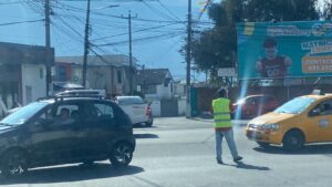 Quito: Ciudadanos dirigen el tránsito ante la falta de agentes de la AMT, por apagones