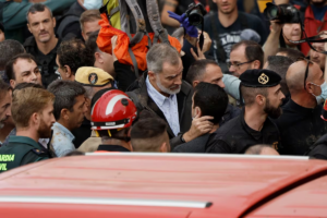 Lanzan insultos y barro a la comitiva de los Reyes de España, el presidente Sánchez y otros políticos