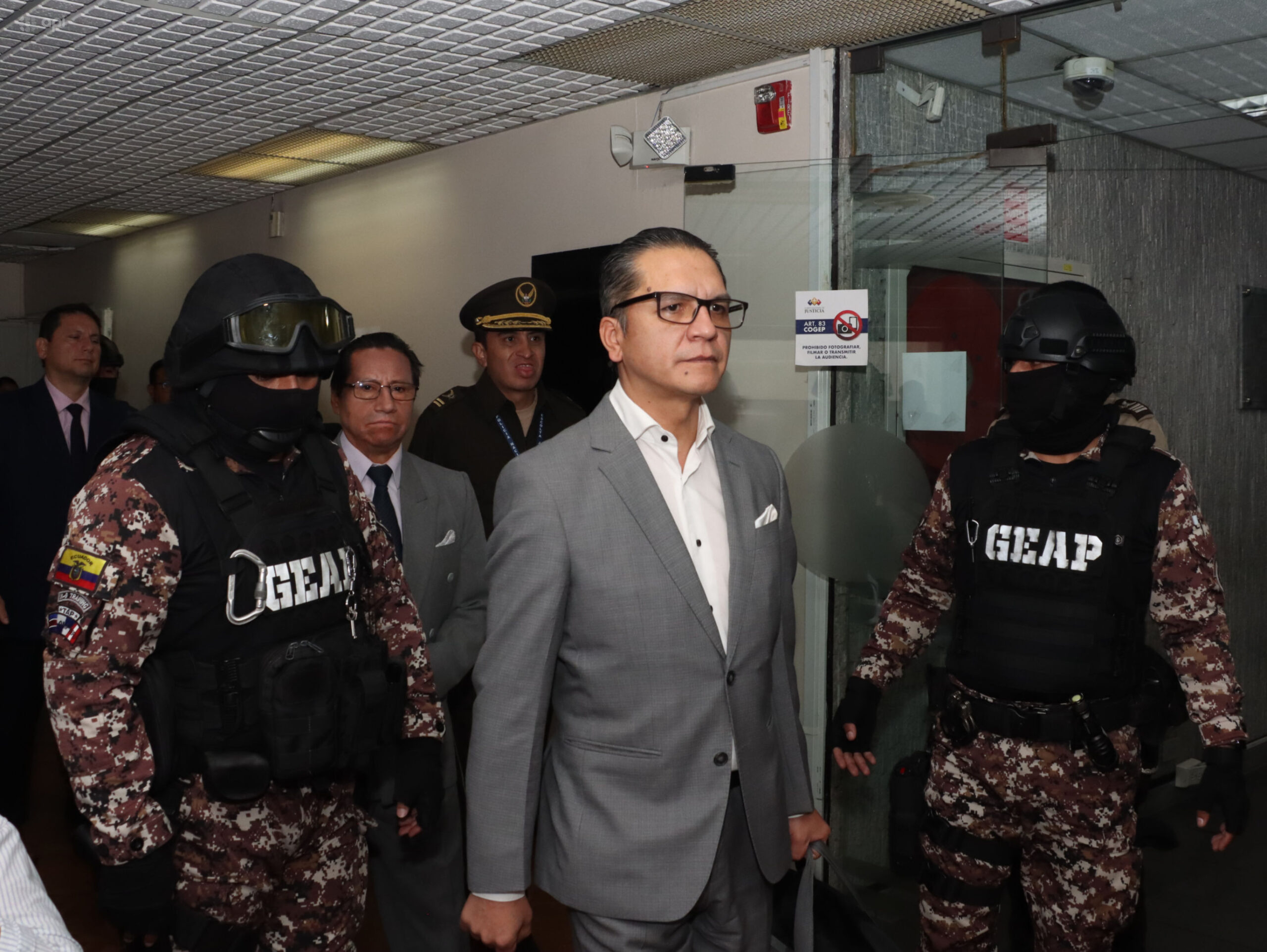 IMPLICADO. Con un fuerte resguardo policial llegó a la Corte Nacional, Wilman Terán, expresidente del Consejo de la Judicatura, sentenciado por delincuencia organizada en el Caso Metástasis. Foto: API.