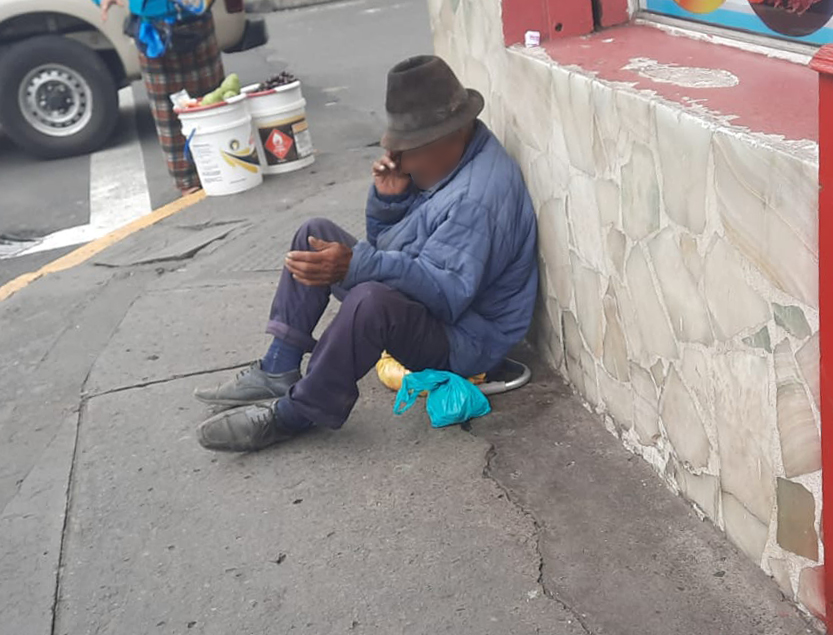 En las calles de la ciudad puede verse a adultos mayores en situación de mendicidad.