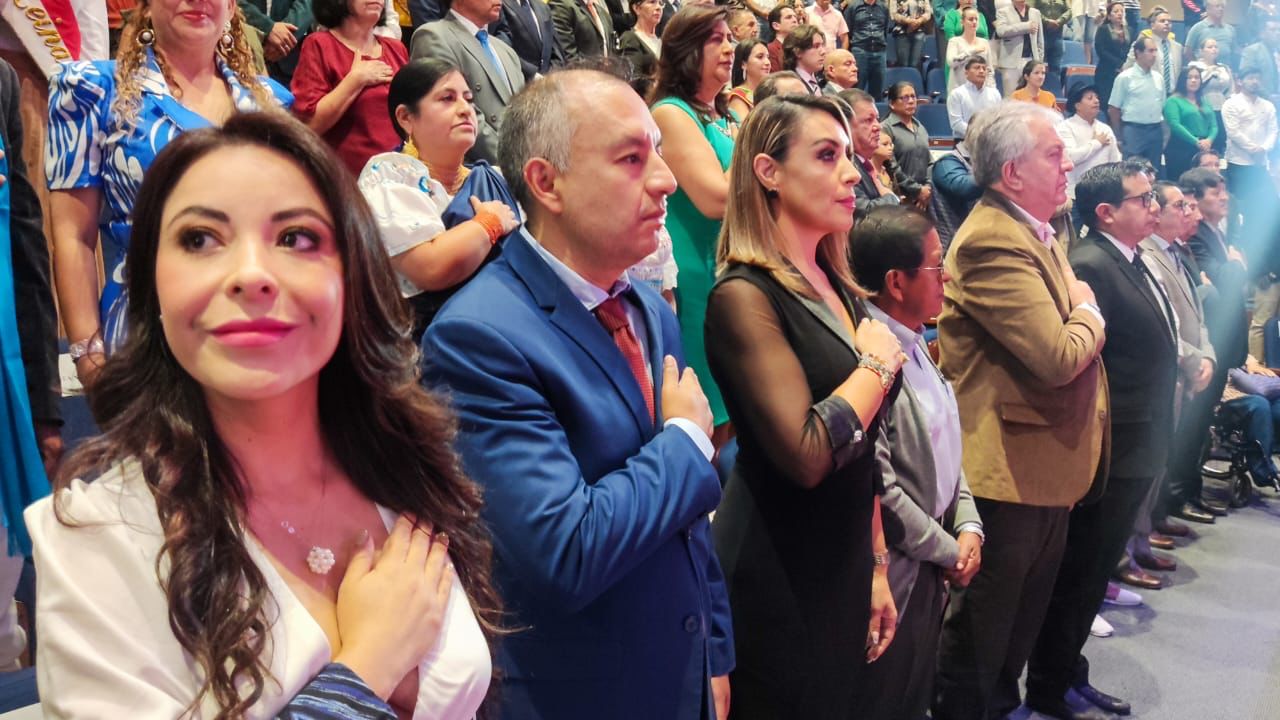 Legisladores. De izquierda a derecha, Pamela Aguirre, Fernando Jaramillo y Lucía Posso cuando recibieron sus credenciales como legisladores, en 2023.