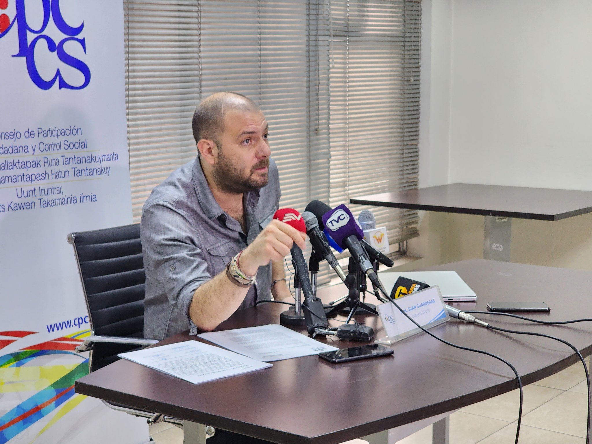 GESTIÓN. El consejero Esteban Guarderas durante una rueda de prensa al inicio de sus funciones. (Foto: Twitter del Consejero Guarderas).