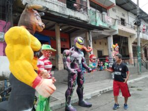 Monigotes: Un tradicional arte para quemar durante el fin de año