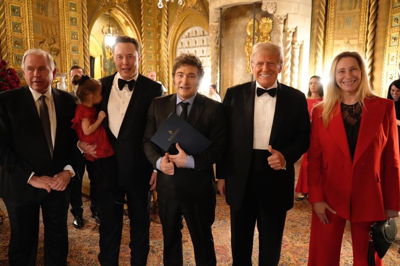 ABRE : PERSONAJES. El triunfo de Donald Trump se convierte en el mayor logro de la derecha mundial. En la imagen, el presidente de Argentina, Javier Milei, junto al presidente electo de Estados Unidos, Donald Trump, y el multimillonario Elon Musk. (Europa Press)