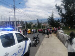 Ambato: delincuentes son linchados por robar los accesorios de un carro