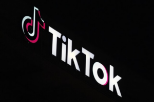 HECHO. El logotipo de TikTok en la parte alta de su edificio en Culver City, California. (AP Foto/Richard Vogel)