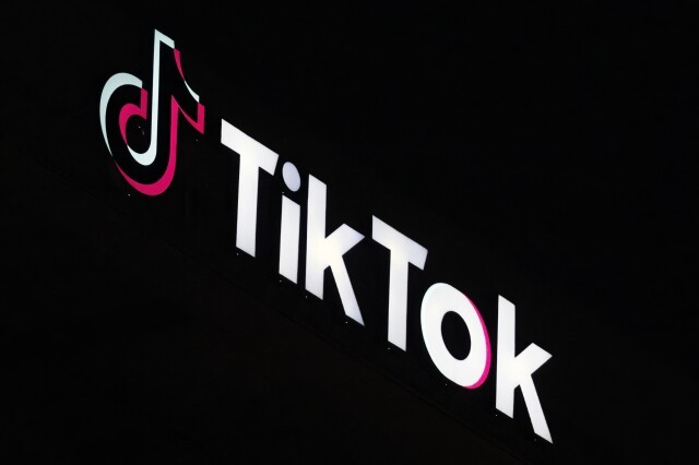 HECHO. El logotipo de TikTok en la parte alta de su edificio en Culver City, California. (AP Foto/Richard Vogel)
