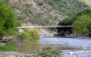 Prefectura firmó contrato para construir puente en Lucarqui