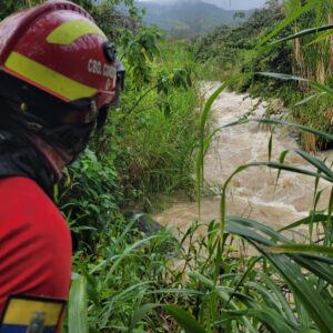 Buscan a estudiante de la UTN que cayó a un río de Carchi