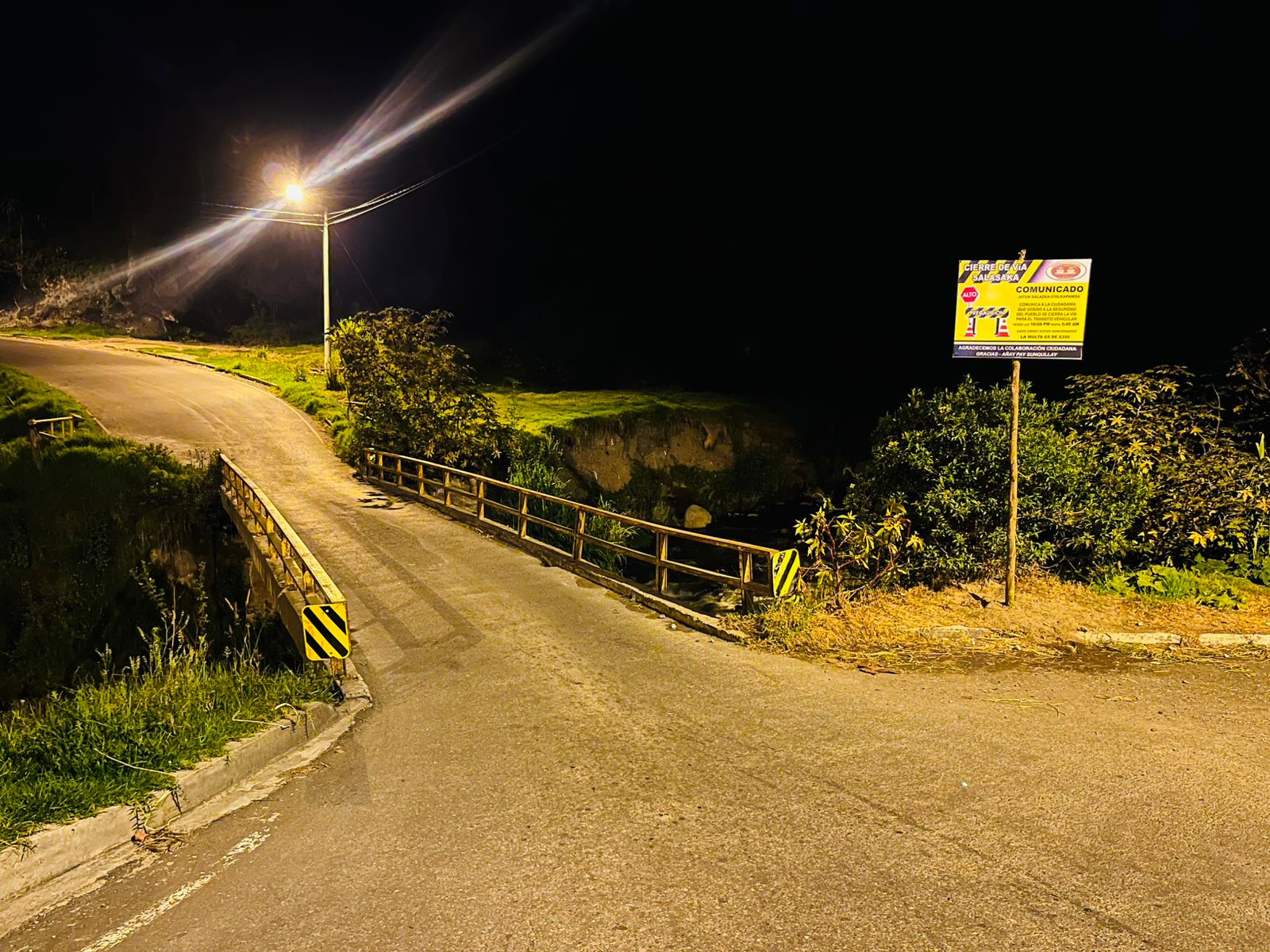 En las noches la vía Salasaca – Totoras en el sector de Chilcapamba se cierra a la altura del antiguo puente. En el lugar hay un letrero que explica la medida para prevenir a los conductores.