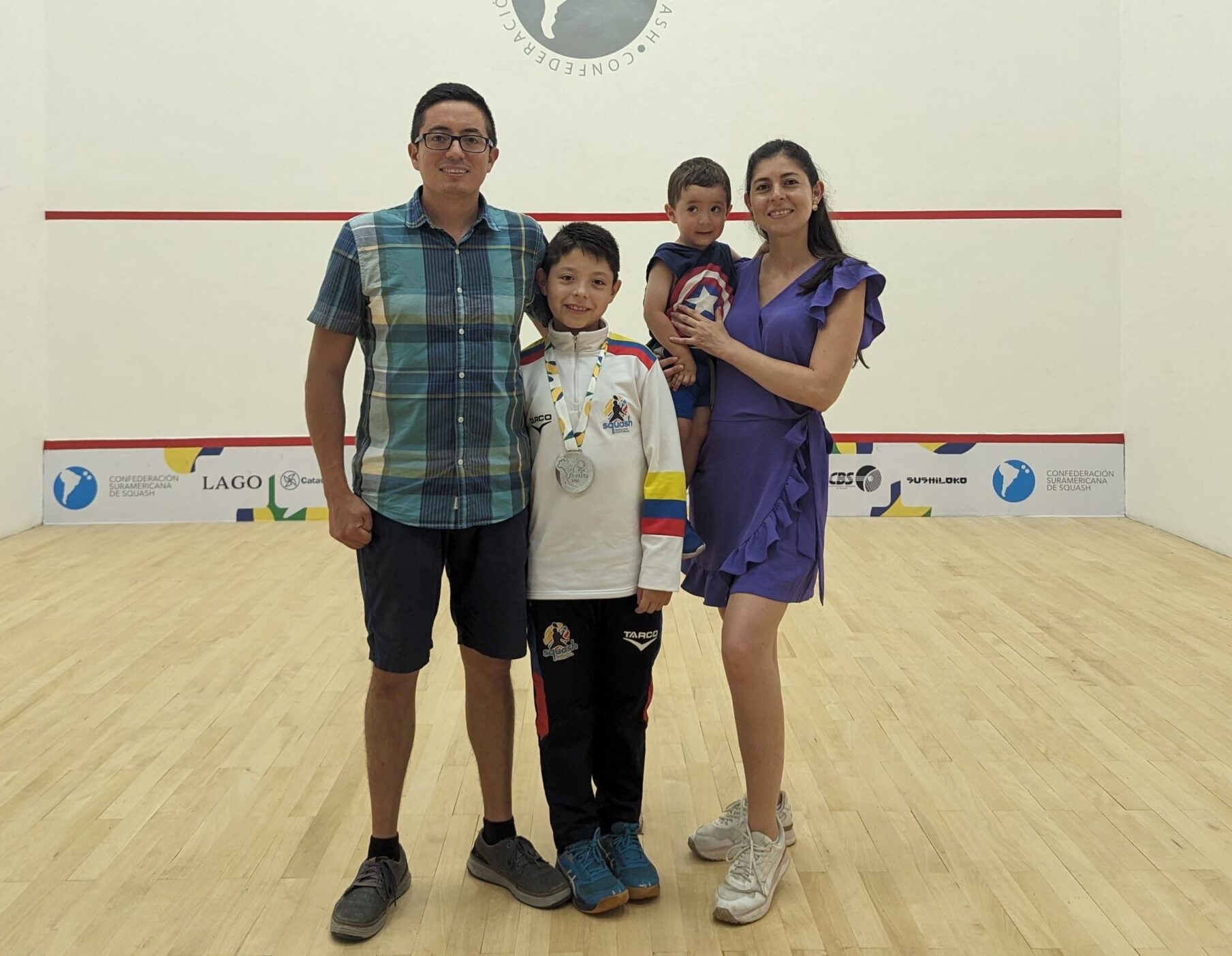 El deportista Mauricio Rosero junto a sus padres en una competencia.