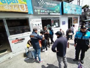 Quito entre el descontrol y la basura por el consumo de alcohol en las calles