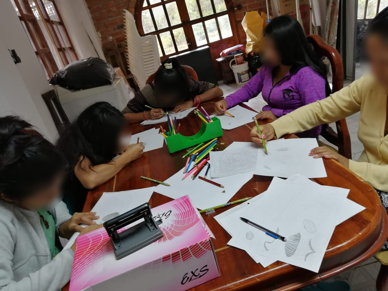 Las menores reciben atención y cuidado en la casa de acogida. (Fotos Facebook)
