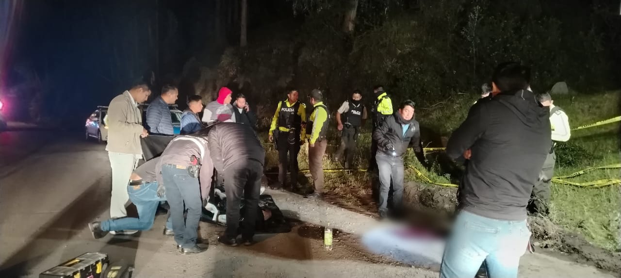 En la vía a Pasa en Ambato encuentran un hombre asesinado a balazos.