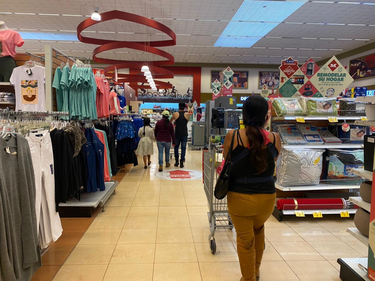 COMERCIO. Los ecuatorianos compraron menos en medio de la crisis económica.