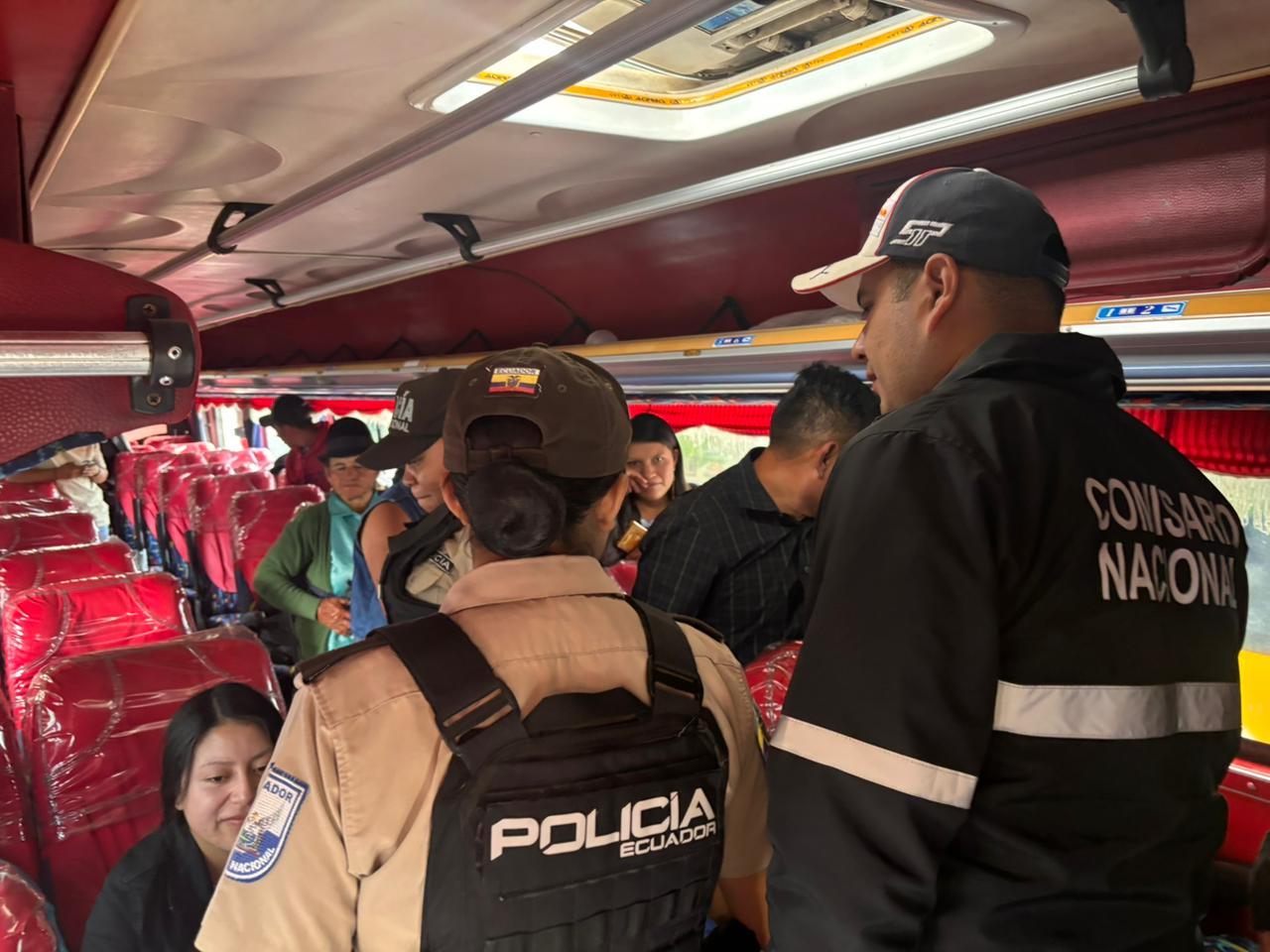 Controles. En zonas de gran afluencia diaria de personas, como terminales terrestres, se han intensificado los operativos.