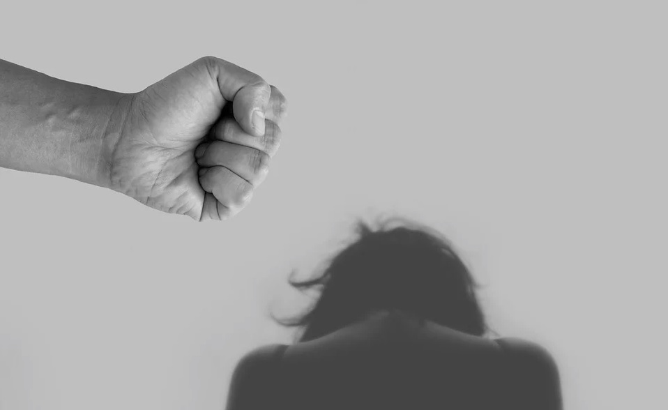 El hombre habría golpeado a la mujer repetidas veces antes de la llegada de la Policía.