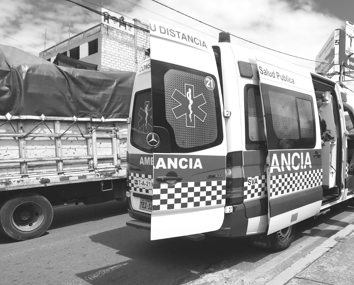El hombre atropellado en la Panamericana Norte fue atendido por paramédicos que lo trasladaron hasta el hospital. (Foto archivo)