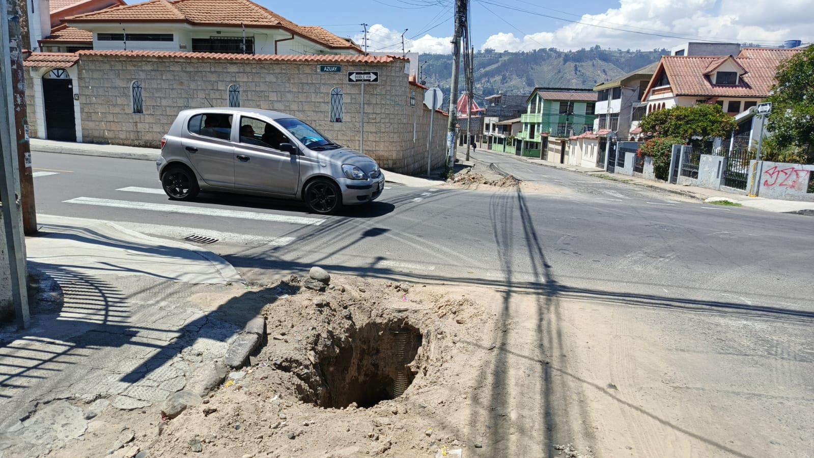MOLESTIA. Así se ve la calle Guayas con los daños que no se reparan desde noviembre de 2024.