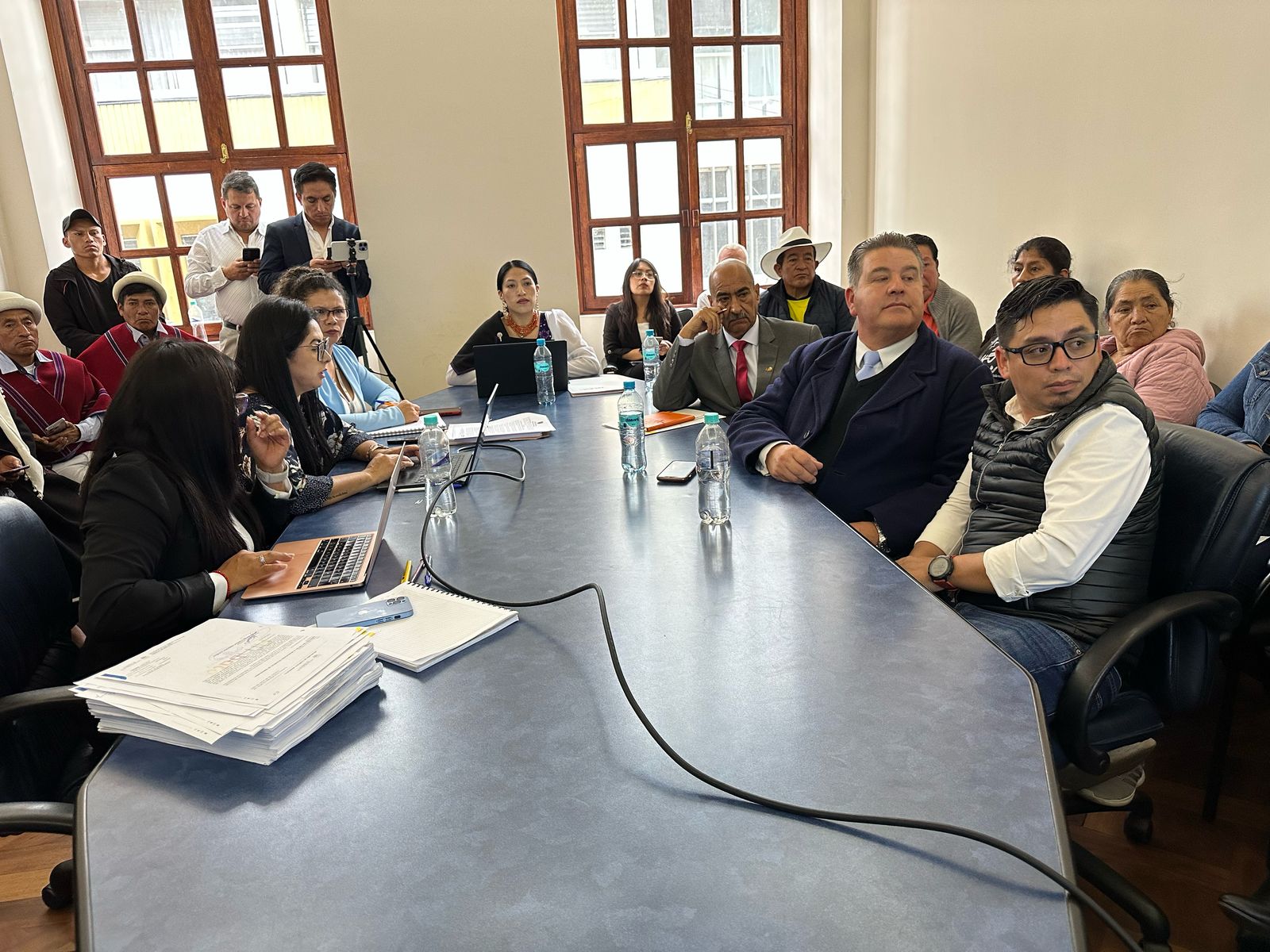 Patricia Shaca y Carlos Ibarra en la reunión de Comisión de Mesa.
