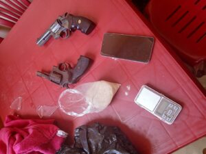 En Ambato detienen a un hombre con 160 gramos de cocaína y dos armas de fuego