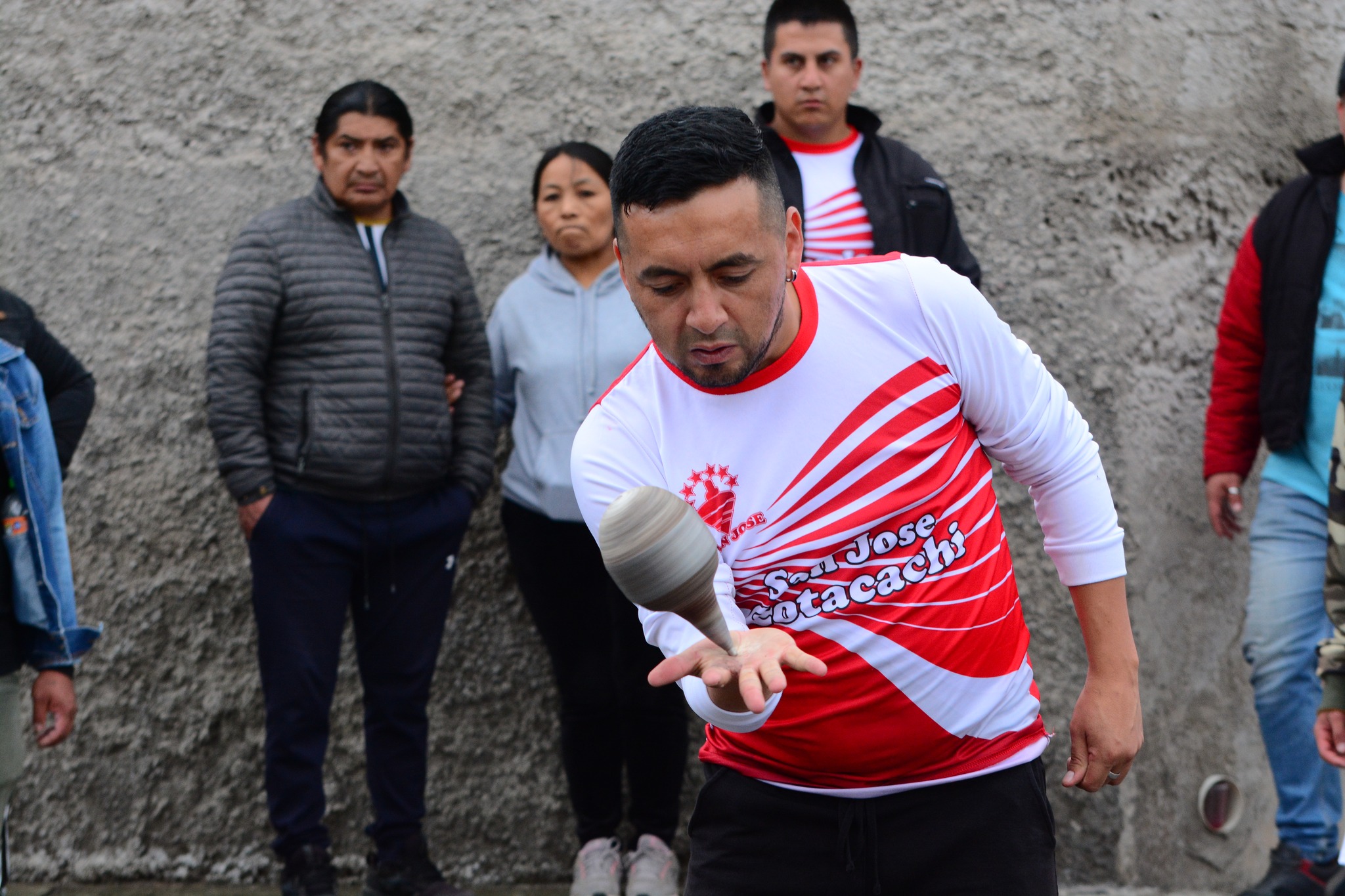 Desafío. El juego consiste en hacer bailar un trompo muy grande (pesa más de dos libras), que va golpeando y haciéndolo circular por toda la periferia de la ciudad.