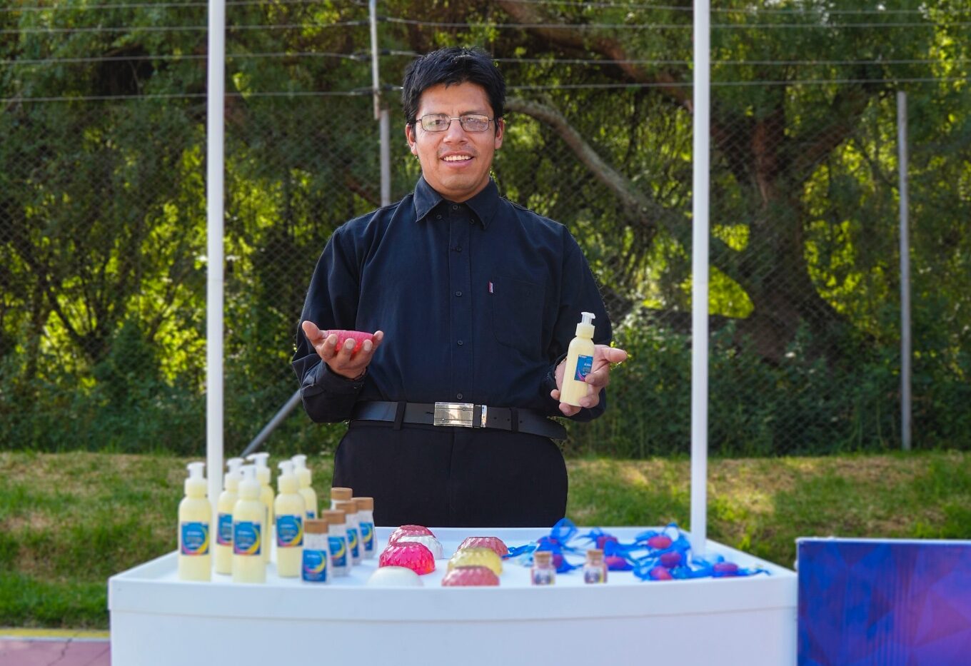 Entre productos que se elaboran está el jabón artesanal.
