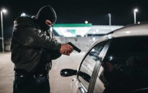 Ambato: ladrones armados se llevan un carro en Huachi Grande